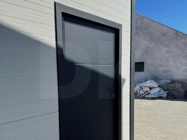 Szigetelt garázs hátra lejtő tetővel, szendvicspanelből 6m x 5.8m
