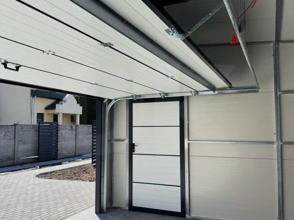 Szigetelt garázs hátra lejtő tetővel, szendvicspanelből 6m x 5.8m