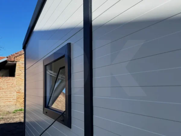 Szigetelt garázs hátra lejtő tetővel, szendvicspanelből 6m x 5.8m
