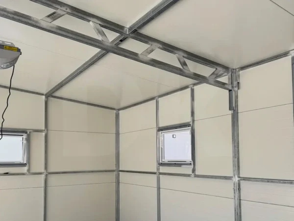 Szigetelt garázs hátra lejtő tetővel, szendvicspanelből 6m x 5.8m